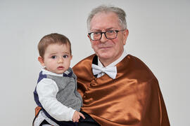 Retrato familiar previo a la investidura de Felipe Romera como Doctor "Honoris Causa" por la por la Escuela Técnica Superior de Ingeniería de Telecomunicación de la Universidad de Málaga. Paraninfo. Marzo de 2022
