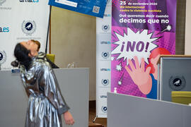 Alessandra García. Performance 'NO, NIE, NON, NU'. Inauguración del Día Internacional Contra la Violencia Machista. Edificio del Rectorado de la Universidad de Málaga. Noviembre de 2020