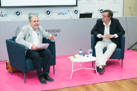 Ángel Valencia presenta el encuentro con Fernando Vallespín. Cursos de Verano de la Universidad de Málaga. Edificio del Rectorado. Julio de 2018