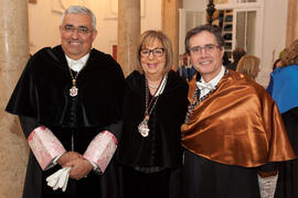 Antonio Ramírez de Arellano, Adelaida de la Calle y Joaquín Luque antes de la estación de Penitencia de la Hermandad de los Estudiantes. Málaga. Marzo de 2015