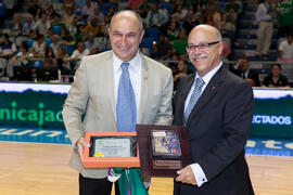 Eugenio Luque y Eduardo García. Homenaje del Unicaja Baloncesto a la Facultad de Económicas en su 50 Aniversario. Palacio de Deportes José María Martín Carpena. Mayo de 2015