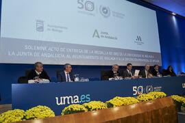 Mesa presidencial. Imposición de la Medalla de Oro de la Universidad de Málaga a Junta de Andalucía, Diputación Provincial de Málaga y Ayuntamiento de la capital. Paraninfo. Noviembre de 2023