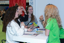 Grupo de alumnas. Jornadas de Puertas Abiertas de la Universidad de Málaga. Complejo Polideportivo Universitario. Abril de 2018