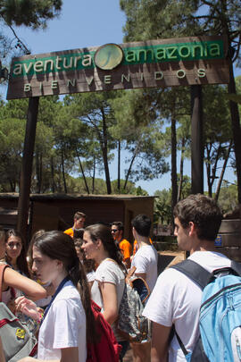 Alumnos entrando al parque. Aventura Amazonia Marbella. Olimpiada Española de Economía, Fase Nacional. Marbella. Junio de 2015