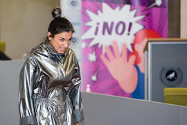 Alessandra García. Performance 'NO, NIE, NON, NU'. Inauguración del Día Internacional Contra la Violencia Machista. Edificio del Rectorado de la Universidad de Málaga. Noviembre de 2020