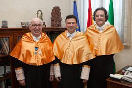 Retrato Juan Jiménez Aguilar, Enrique Navarro Jurado y Manuel Molina Lozano antes de su investidura como Doctor "Honoris Causa" por la Facultad de Turismo de la Universidad de Málaga. Rectorado. Abril 2016