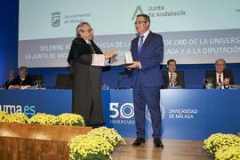 Entrega de la Medalla de Oro de la Universidad de Málaga a la Diputación Provincial de Málaga. Paraninfo. Noviembre de 2023