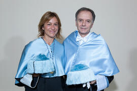 Retrato de María Jesús Martínez Silvente y Antonio Soler previo a su investidura como Doctor "Honoris Causa" por la Facultad de Filosofía y Letras de la Universidad de Málaga. Paraninfo. Junio de 2016