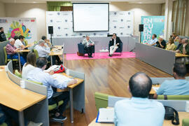 Ángel Valencia presenta la conferencia de Fernando Vallespín. Cursos de Verano de la Universidad de Málaga. Edificio del Rectorado. Julio de 2018