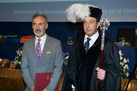 Miguel Porras y el macero. Investidura de nuevos doctores por la Universidad de Málaga. Paraninfo. Junio de 2019