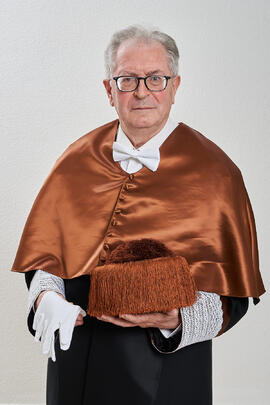 Retrato de Felipe Romera previo a su investidura como Doctor "Honoris Causa" por la por la Escuela Técnica Superior de Ingeniería de Telecomunicación de la Universidad de Málaga. Paraninfo. Marzo de 2022