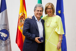 Juan Antonio García Galindo con la rectora en el homenaje a los jubilados y al personal que cumple 25 años de servicio en la UMA. Paraninfo. Mayo 2015