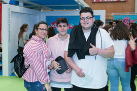 Alumna y alumnos posando. Jornadas de Puertas Abiertas de la Universidad de Málaga. Complejo Polideportivo Universitario. Abril de 2018