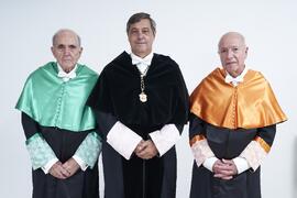 Retrato de Teodomiro López con Luis Enrique de la Villa y Alejandro Portes previo a su investidura como Doctores "Honoris Causa" por la Universidad de Málaga. Paraninfo. Octubre de 2024
