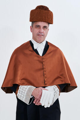 Retrato de Bernardo Quintero previo a su investidura como Doctor "Honoris Causa" por la Universidad de Málaga. Paraninfo. Marzo de 2025