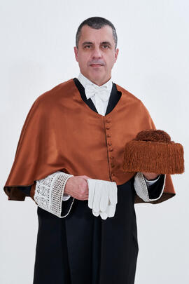 Retrato de Bernardo Quintero previo a su investidura como Doctor "Honoris Causa" por la Universidad de Málaga. Paraninfo. Marzo de 2025