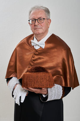 Retrato de Felipe Romera previo a su investidura como Doctor "Honoris Causa" por la por la Escuela Técnica Superior de Ingeniería de Telecomunicación de la Universidad de Málaga. Paraninfo. Marzo de 2022