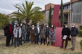 Foto de grupo tras la inauguración de la escultura "6+1", de José Ignacio Díaz de Rábago. Facultad de Ciencias de la Educación y Psicología. Campus de Teatinos. Enero de 2022