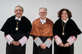 Retrato de José Ángel Narváez, Pilar Aranda y Felipe Romera previo a su investidura como Doctor "Honoris Causa" por la por la Escuela Técnica Superior de Ingeniería de Telecomunicación de la Universidad de Málaga. Paraninfo. Marzo de 2022
