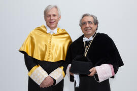 Retrato de José Ángel Narváez y Edmund Neugebauer previo a su investidura como Doctor "Honoris Causa" por la Facultad de Medicina de la Universidad de Málaga. Edificio del Rectorado. Noviembre de 2016