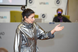 Alessandra García. Performance 'NO, NIE, NON, NU'. Inauguración del Día Internacional Contra la Violencia Machista. Edificio del Rectorado de la Universidad de Málaga. Noviembre de 2020