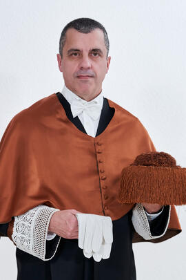 Retrato de Bernardo Quintero previo a su investidura como Doctor "Honoris Causa" por la Universidad de Málaga. Paraninfo. Marzo de 2025