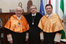 Retrato Juan Jiménez Aguilar, José ángel Narváez y Manuel Molina Lozano antes de su investidura como Doctor "Honoris Causa" por la Facultad de Turismo de la Universidad de Málaga. Rectorado. Abril 2016