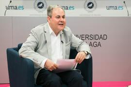 Ángel Valencia presenta el encuentro con Fernando Vallespín. Cursos de Verano de la Universidad de Málaga. Edificio del Rectorado. Julio de 2018