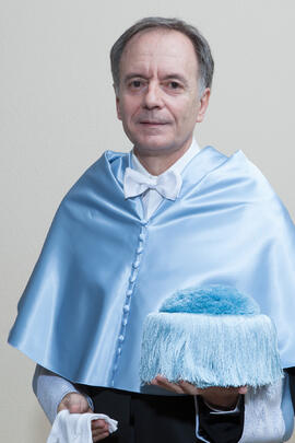 Retrato de Antonio Soler previo a su investidura como Doctor "Honoris Causa" por la Facultad de Filosofía y Letras de la Universidad de Málaga. Paraninfo. Junio de 2016