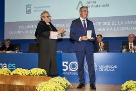 Entrega de la Medalla de Oro de la Universidad de Málaga a la Diputación Provincial de Málaga. Paraninfo. Noviembre de 2023