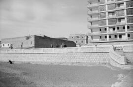 Playa de la Malagueta. Edificios en obras. Obras. Febrero de 1964. Málaga, España.