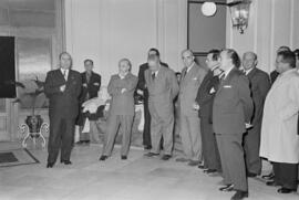 El gobernador civil, Manuel García del Olmo en el Instituto Nacional de Previsión. Bendición de ambulatorio. Febrero de 1954. Málaga (España).