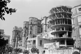 Postigo de los Abades y la catedral. Al fondo, edificio calle Cortina del Muelle, número 13, en construcción. Octubre de 1963. Málaga, España.