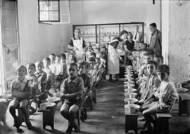 Comedor infantil de Auxilio Social. Hacia 1940. Málaga, España.