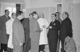 Luis Julve Ceperuelo y Eliseo Sastre del Blanco junto con José Lazárraga Abechuco visitan las instalaciones del sanatorio 18 de julio. Diciembre de 1955. Málaga, España-05