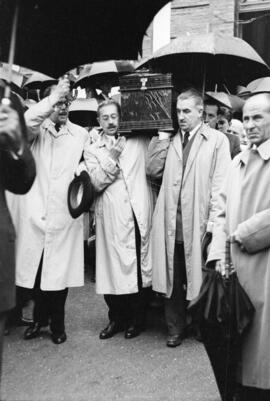 Entierro de José Gálvez Ginachero. Traslado del féretro desde el hospital Civil. Abril de 1952. Málaga (España).