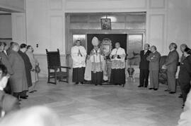 El gobernador civil, Manuel García del Olmo en el Instituto Nacional de Previsión. Bendición de ambulatorio. Febrero de 1954. Málaga (España).