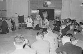 El gobernador civil, Manuel García del Olmo en el Instituto Nacional de Previsión. Bendición de ambulatorio. Febrero de 1954. Málaga (España).