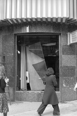 Manifestación por la autonomía de Andalucía. 1977-12-04. Málaga, España. 2.9. Destrozos en el mobiliario urbano en calle Larios.