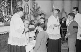 Confirmación de los alumnos. Escuela de Formación Profesional Francisco Franco. Marzo, 1954. Málaga, España.