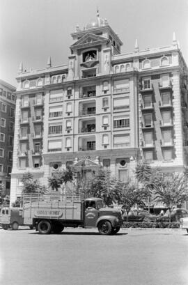 Plaza de la Marina.  Edificio de la Caja de Ahorros de Ronda. Camión de Cerveza Victoria. Agosto de 1960. Málaga, España.