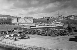 Muelle 1. Desguace de buques y chatarra de hierro. Marzo de 1954. Málaga, España.