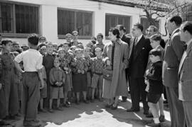 Comida a los niños en el Hogar de Fátima por el Gobernador y sus hijos. Marzo de 1954. Málaga, España.