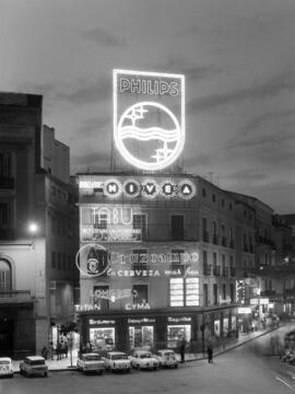 Plaza de la Constitución  y calle Granada. Junio de 1966. Málaga, España.