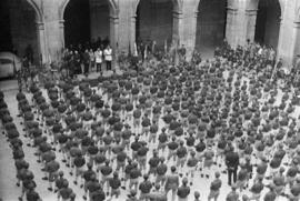 Acto en el patio de la Aduana. El gobernador civil, Manuel García del Olmo, saluda a jóvenes falangistas. Abril de 1954. Málaga, España.