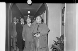 El gobernador civil, Manuel García del Olmo en el Instituto Nacional de Previsión. Bendición de ambulatorio. Febrero de 1954. Málaga (España).