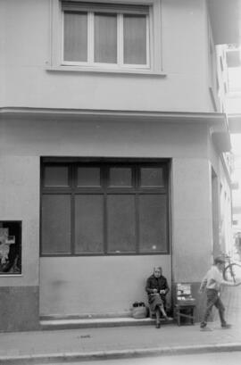 Calle Calderería, esquina plaza Marqués del Vado del Maestre (antigua Mitjana). Abril de 1963. Málaga, España. Fondo Bienvenido-Arenas-02