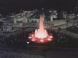 Plaza de la Marina y puerto.  Fuente iluminada. Hacia 1964. Málaga, España. 01