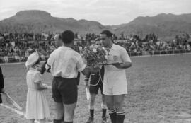 Inauguración del estadio de fútbol La Rosaleda. Momentos previos al partido CD Málaga contra Sevilla FC. Septiembre de 1941. Málaga, España