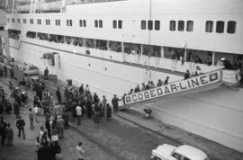 Puerto de Málaga. Despedida a emigrantes. Octubre de 1962. Málaga, España.
